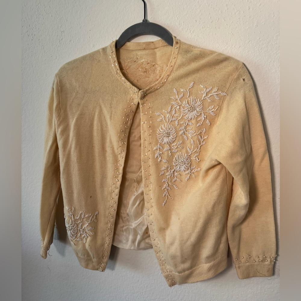 1950s Beautiful Embroidered yellow Cardigan Sweater